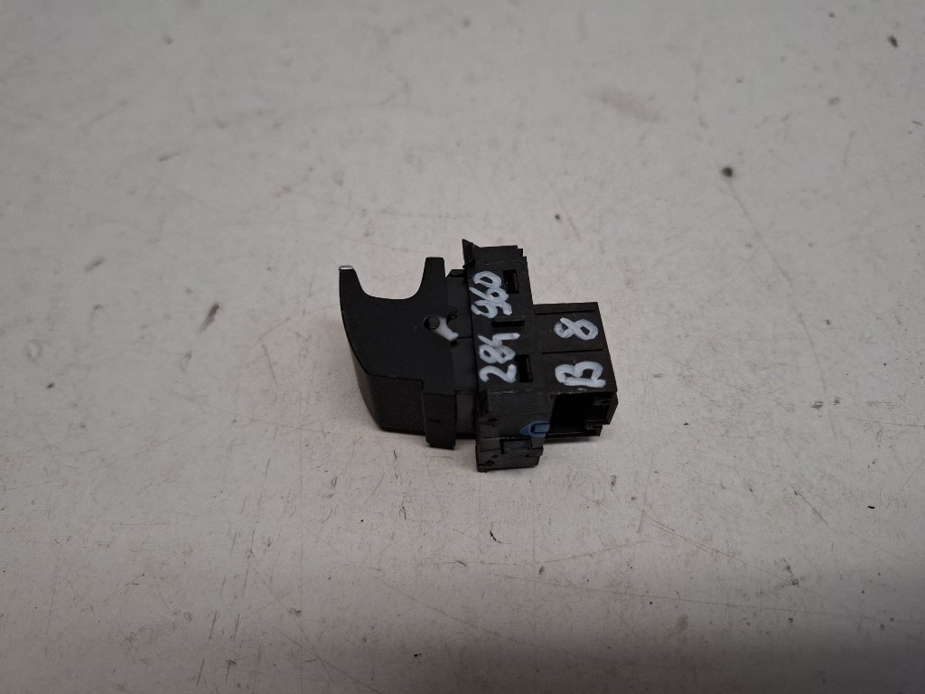 Volkswagen Passat VIII bal hátsó ablakemelõ kapcsoló 5G0959855N 2. kép