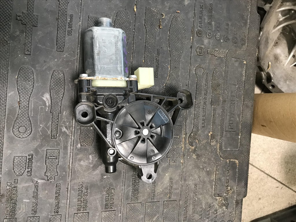Skoda Octavia III jobb első ablakemelő motor  5q0959802b 1. kép