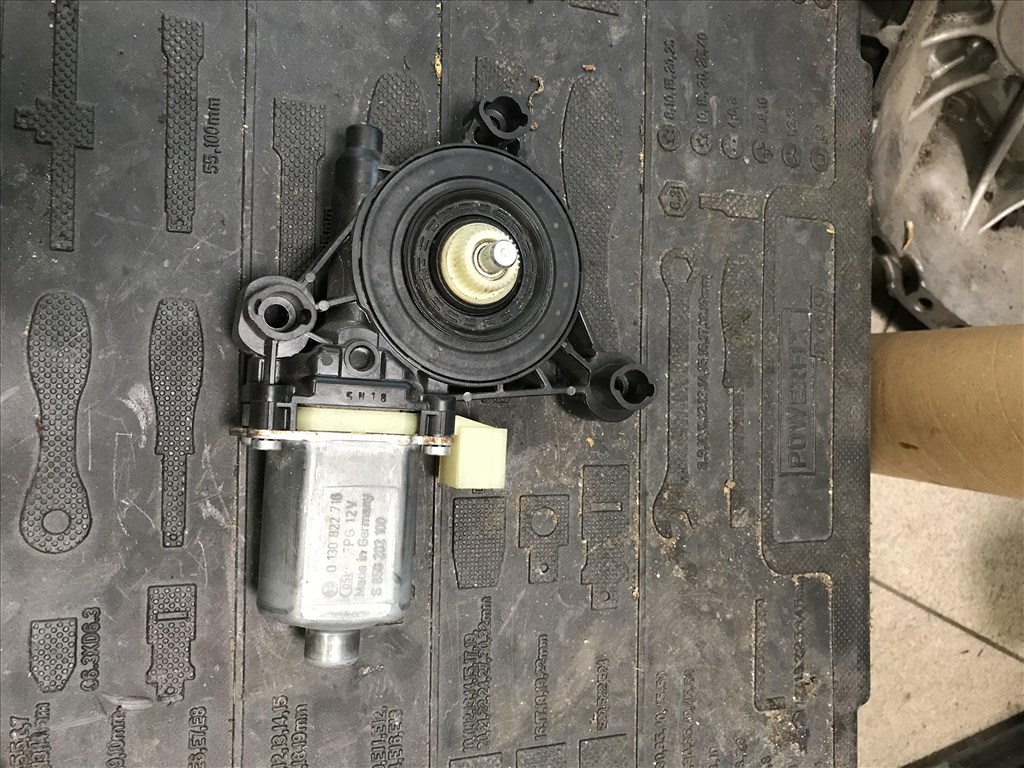 Skoda Octavia III jobb első ablakemelő motor  5q0959802b 2. kép