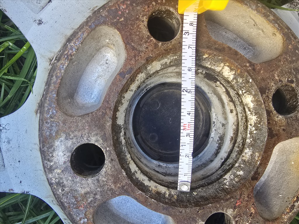  4x100 lyukosztású 14" újszerű RC alufelni, rajta 185/70 újszerű téli gumi!!! 7. kép