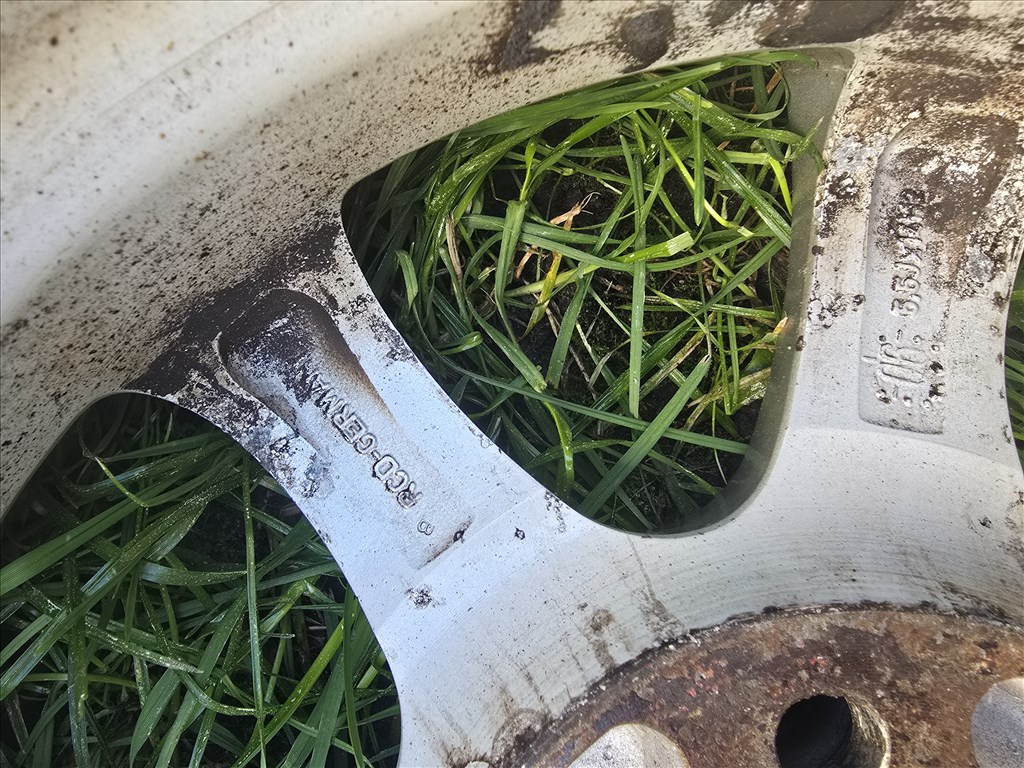  4x100 lyukosztású 14" újszerű RC alufelni, rajta 185/70 újszerű téli gumi!!! 9. kép