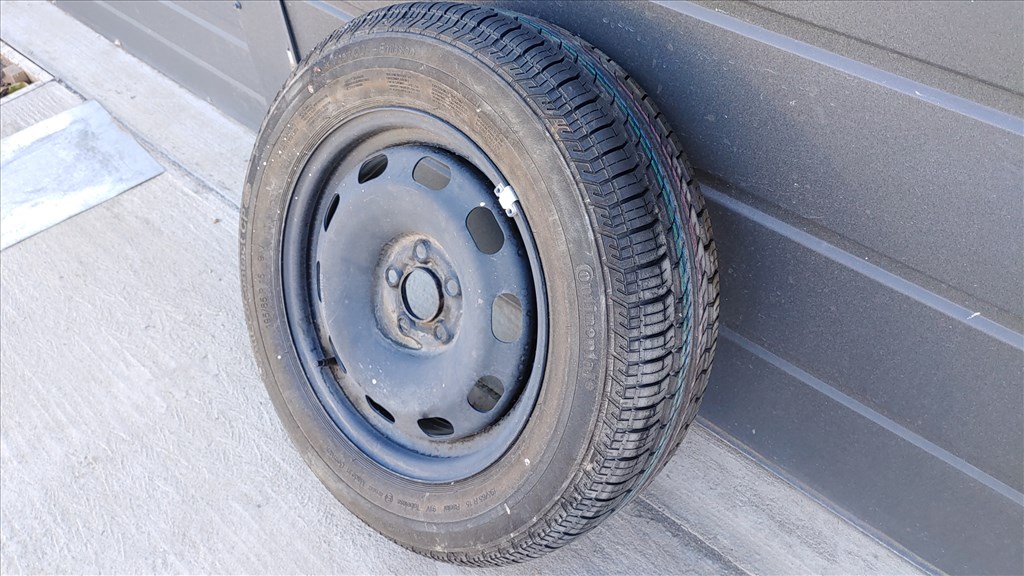   új (gyári felni) lemezfelni, rajta 195/65R15 új Continental nyári gumi  1. kép