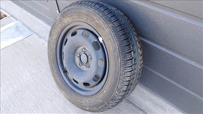   új (gyári felni) lemezfelni, rajta 195/65R15 új Continental nyári gumi 