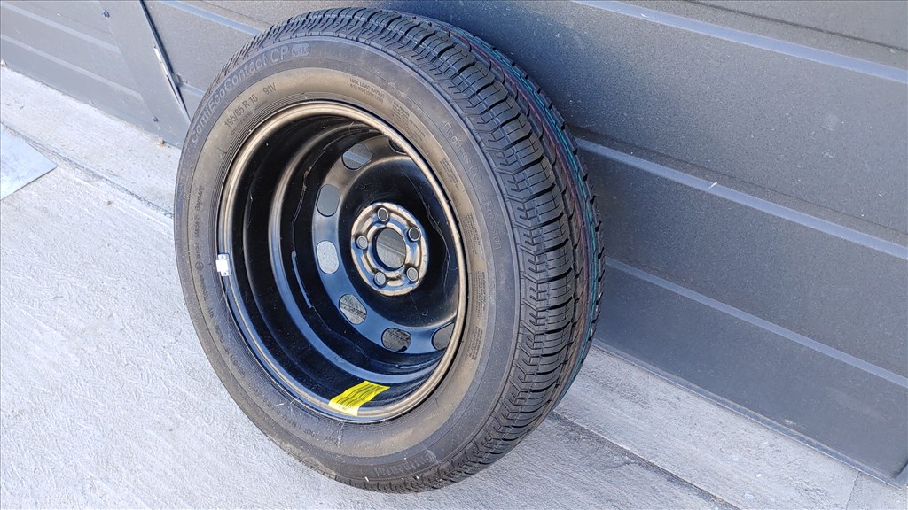   új (gyári felni) lemezfelni, rajta 195/65R15 új Continental nyári gumi  2. kép
