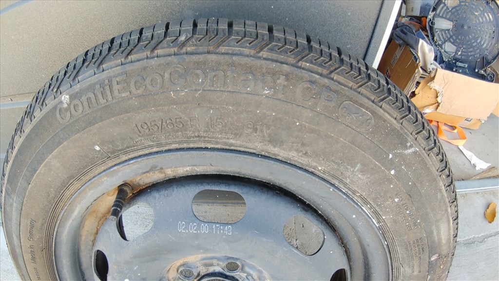   új (gyári felni) lemezfelni, rajta 195/65R15 új Continental nyári gumi  3. kép