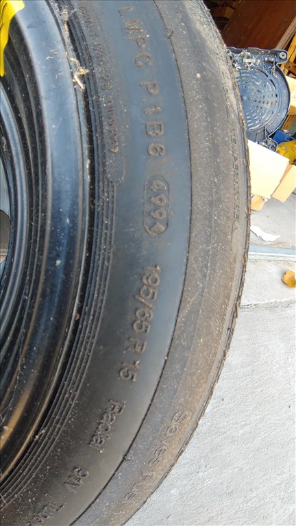   új (gyári felni) lemezfelni, rajta 195/65R15 új Continental nyári gumi  4. kép