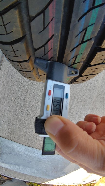   új (gyári felni) lemezfelni, rajta 195/65R15 új Continental nyári gumi  7. kép