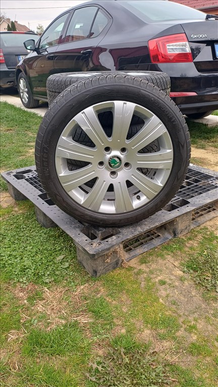 Skoda gyári alufelni. 5x112 6J/R17, 57,1.  205/50 R17 Triangle téli gumival 2. kép