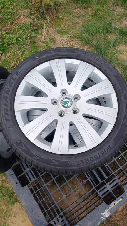 Skoda gyári alufelni. 5x112 6J/R17, 57,1.  205/50 R17 Triangle téli gumival 4. kép