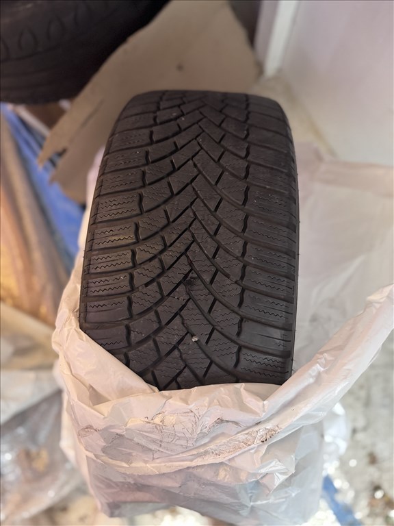  225/40 19" használt Bridgestone téli gumi 4db 1. kép