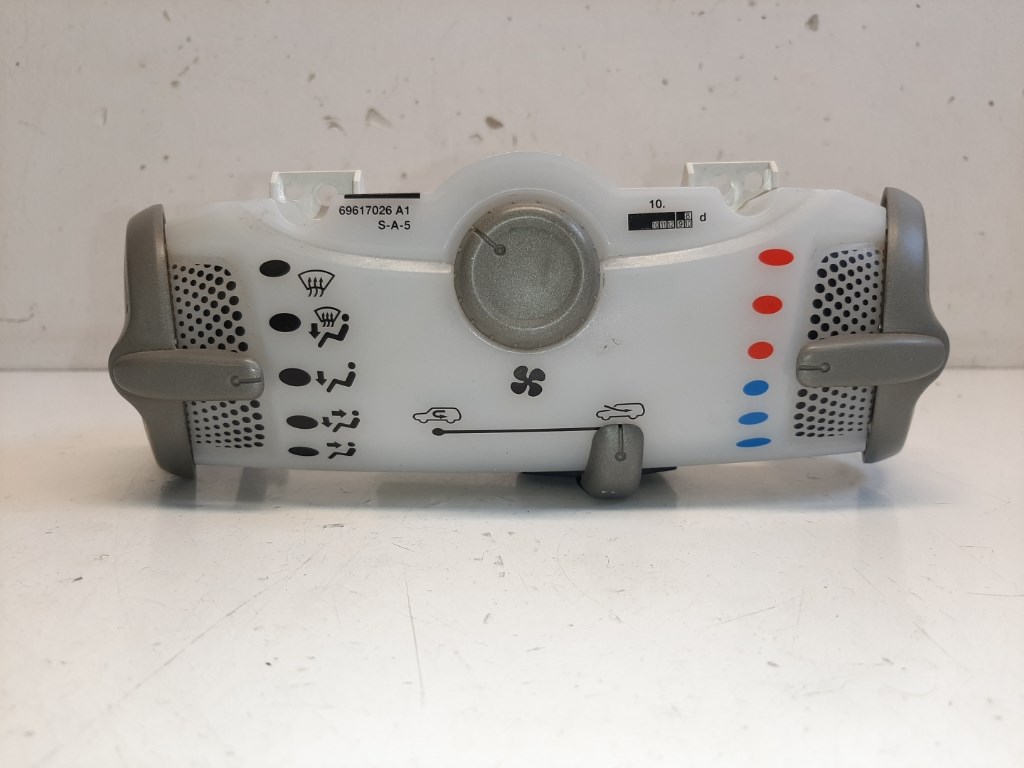 Toyota Aygo (AB10) fûtéskapcsoló (fûtés kapcsoló) 69617026 1. kép