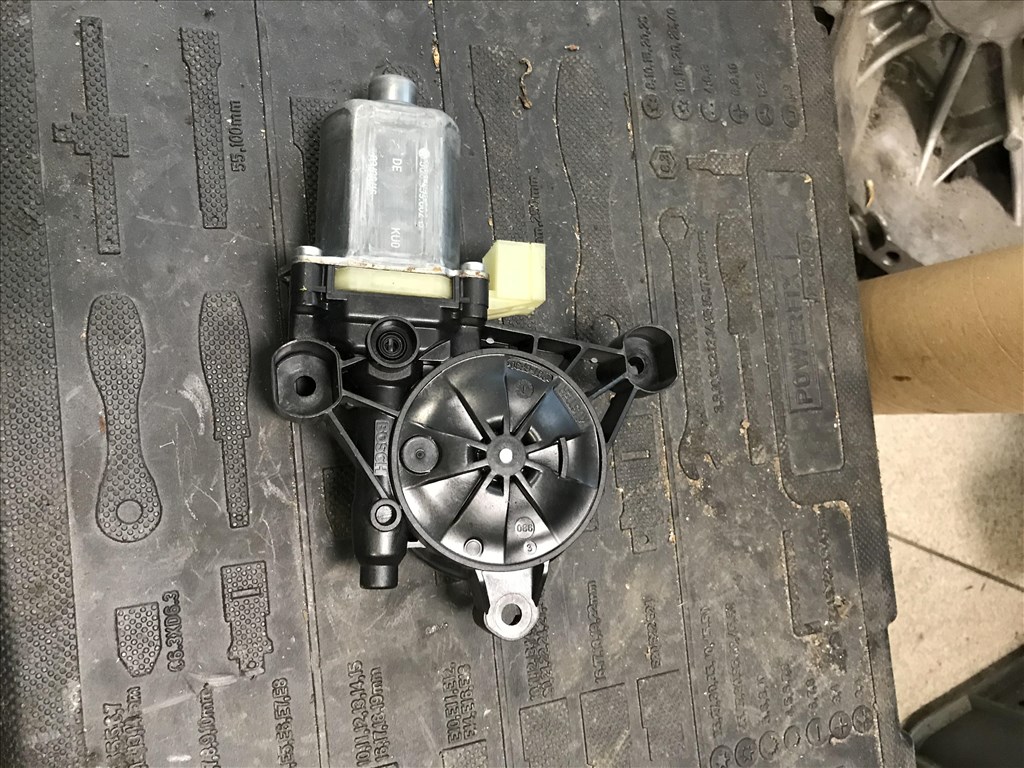 Seat León III 5F -- jobb első ablakemelő motor  5q0959802b 1. kép