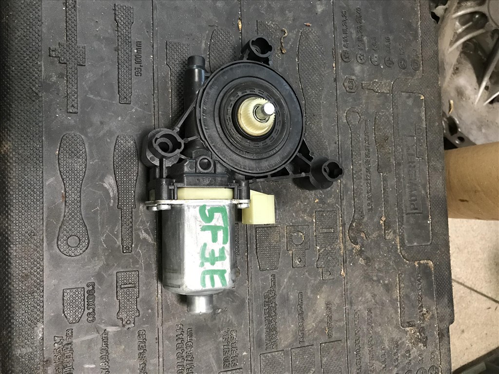 Seat León III 5F -- jobb első ablakemelő motor  5q0959802b 2. kép