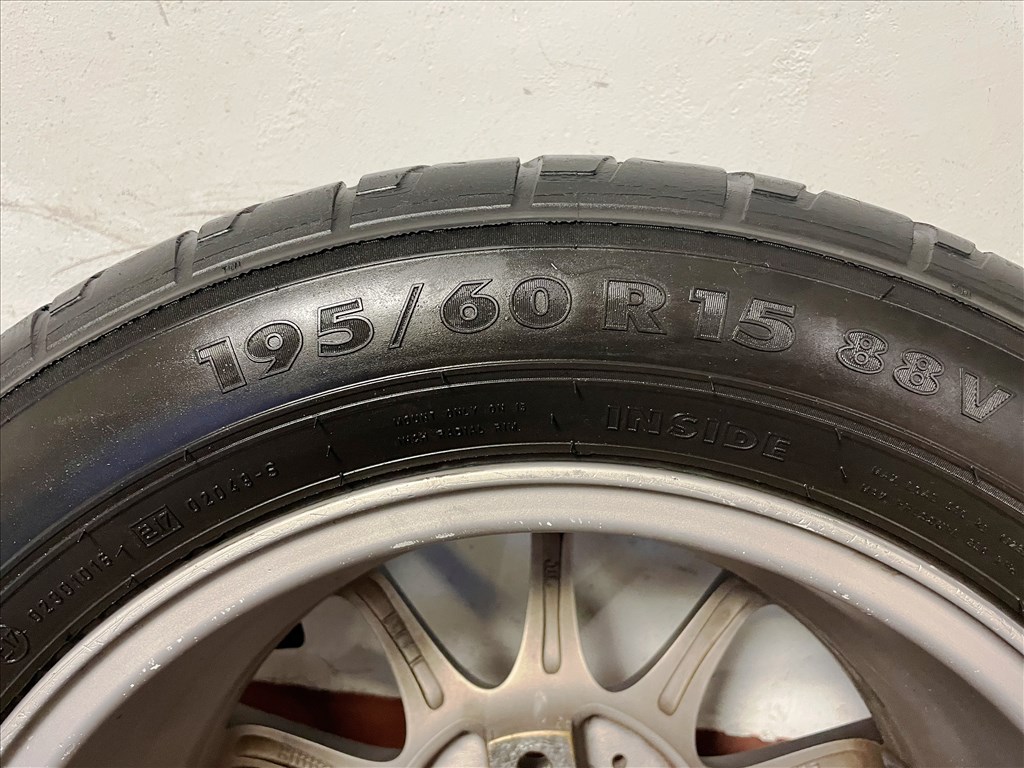  4x114.3 lyukosztású 15" újszerű Dezent alufelni, rajta 195/60 használt Nokian nyári gumi gumi  4. kép