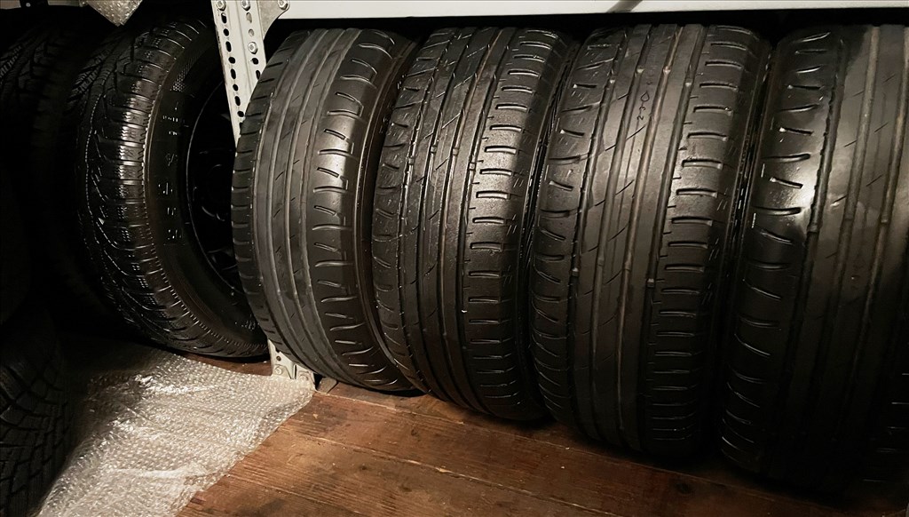  4x114.3 lyukosztású 15" újszerű Dezent alufelni, rajta 195/60 használt Nokian nyári gumi gumi  6. kép