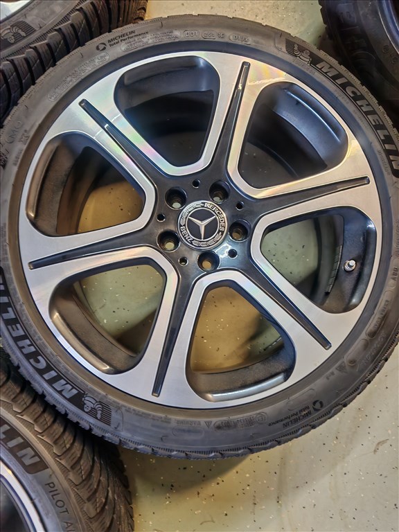  5x112 lyukosztású 19" újszerű (gyári felni) alufelni, rajta 245/40 újszerű Michelin téli gumi gumi  2. kép