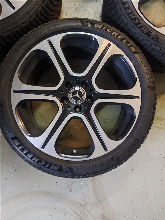  5x112 lyukosztású 19" újszerű (gyári felni) alufelni, rajta 245/40 újszerű Michelin téli gumi gumi  3. kép