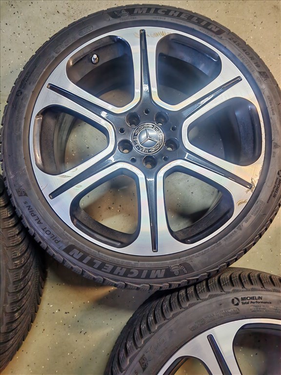  5x112 lyukosztású 19" újszerű (gyári felni) alufelni, rajta 245/40 újszerű Michelin téli gumi gumi  5. kép