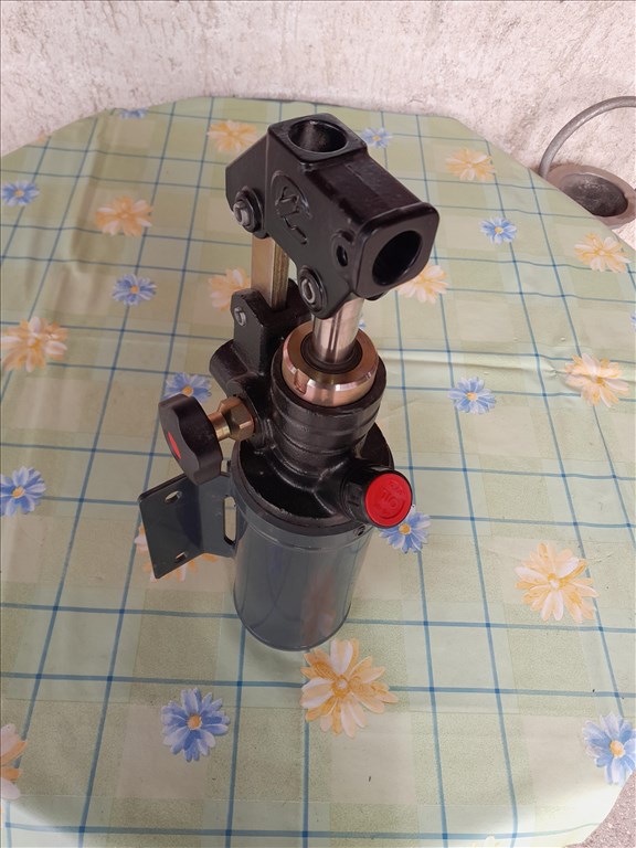 Hidraulikus kézi pumpa eladó.  1. kép