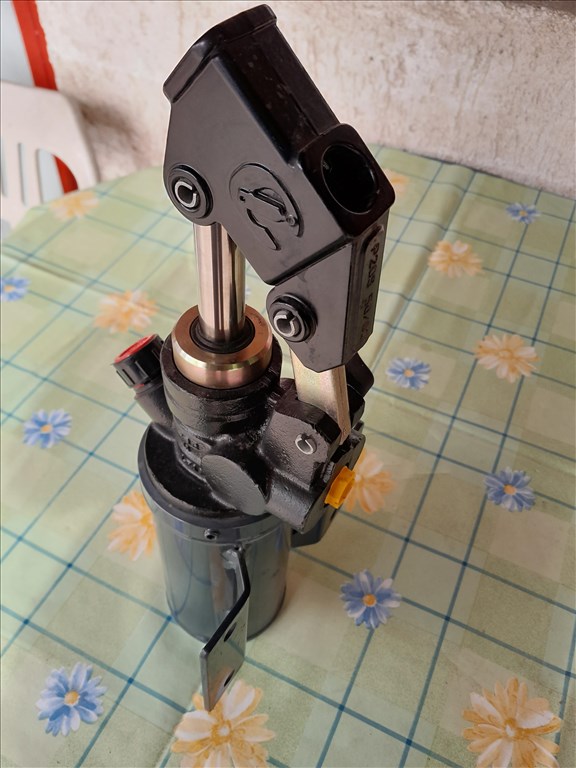 Hidraulikus kézi pumpa eladó.  9. kép