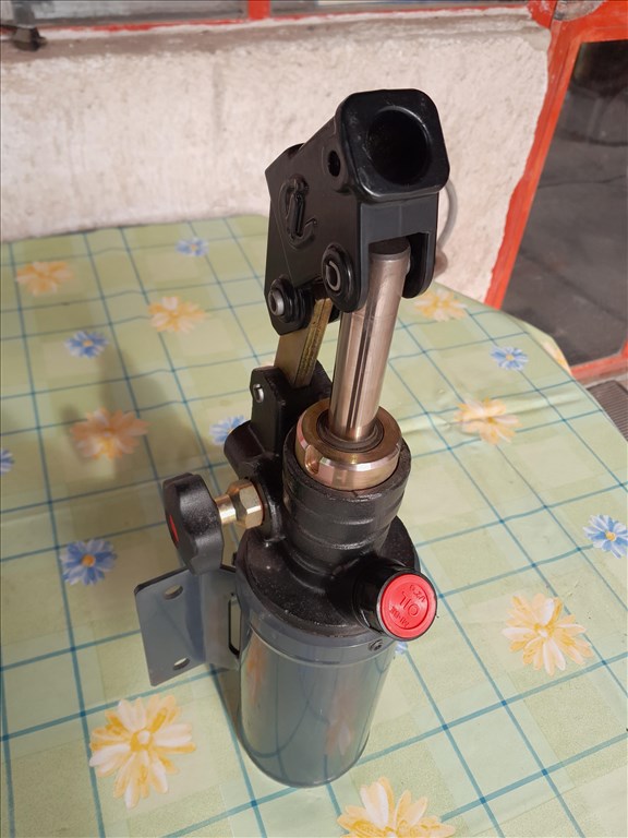 Hidraulikus kézi pumpa eladó.  10. kép