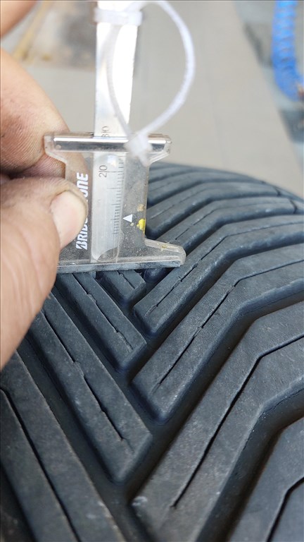  265/5020" használt Michelin négyévszakos gumi  3. kép