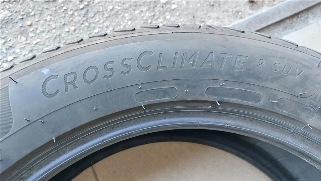  265/5020" használt Michelin négyévszakos gumi  6. kép