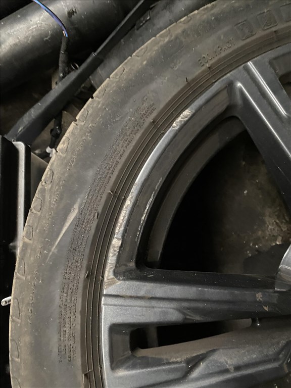  18" használt (gyári felni) alufelni, rajta 245/45 használt Pirelli nyári gumi gumi  3. kép