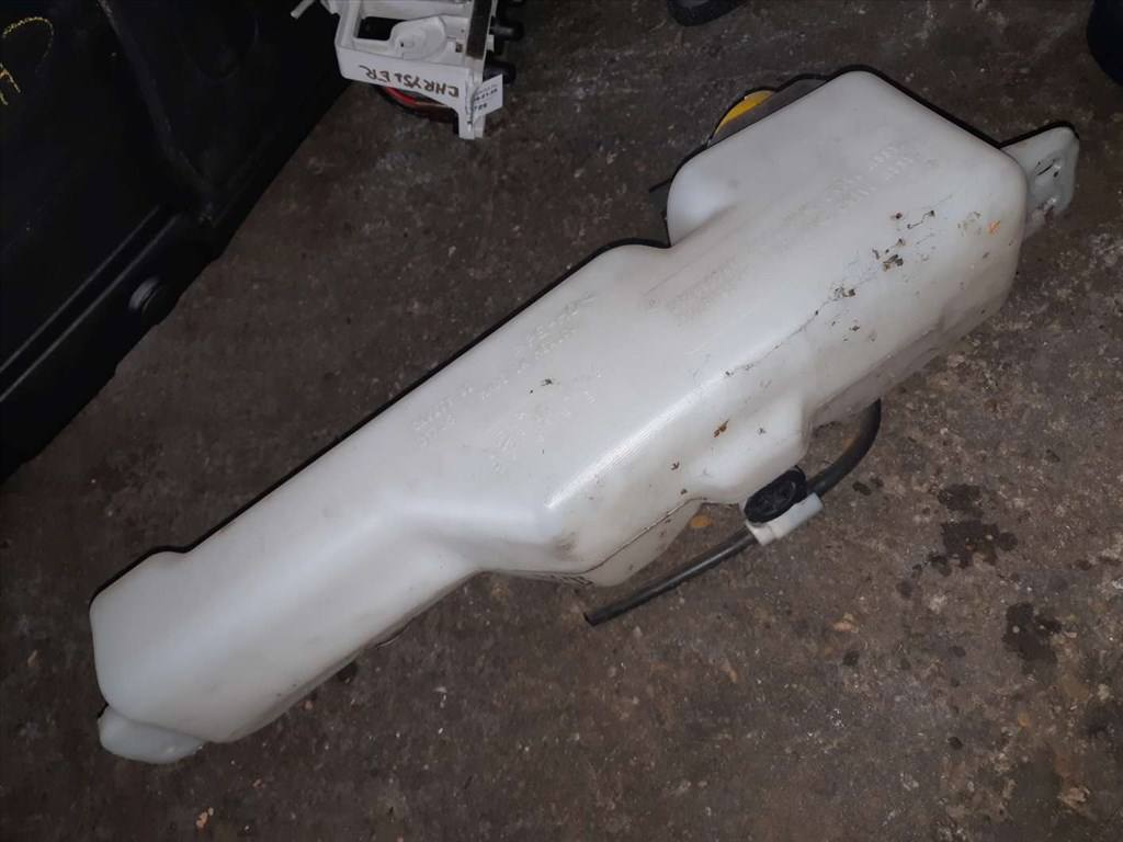 Chrysler PT Cruiser Ablakmosó Tartály  Ablakmosó Szivattyú 05288698AF 2. kép