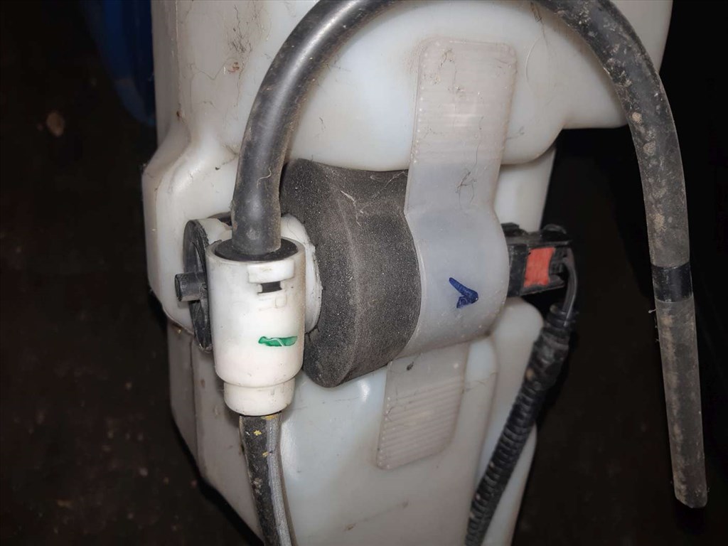 Chrysler PT Cruiser Ablakmosó Tartály  Ablakmosó Szivattyú 05288698AF 3. kép