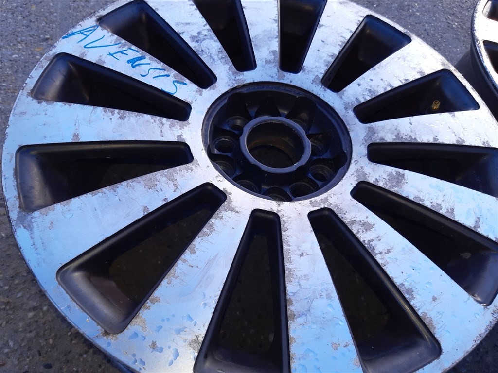 Toyota Avensis <p>Felni méret: 17"</p><p>Felni szélesség: 7.5</p><p>Furatszám: 5</p><p>Osztókör: 112.0</p><p>ET szám: ET35</p><p>Agy Átmérõ: 57.0</p><p>Állapot: Normál</p><p>Érdeklõdéskor hivatkozzon erre: KIN-40067</p><p>Bármire van szüksége hívjon bizalommal!<br>Kizárólag munkaidõben hétfõtõl - péntekig 8-12 13-16 óráig!<br>Alkatrészek széles választékban!<br>Hivatalos Regisztrált Autobontó Kecel!<br>Vásároljon Megbízható Helyrõl Beszerelési Garanciával Profiktól!</p> 65000 1. kép