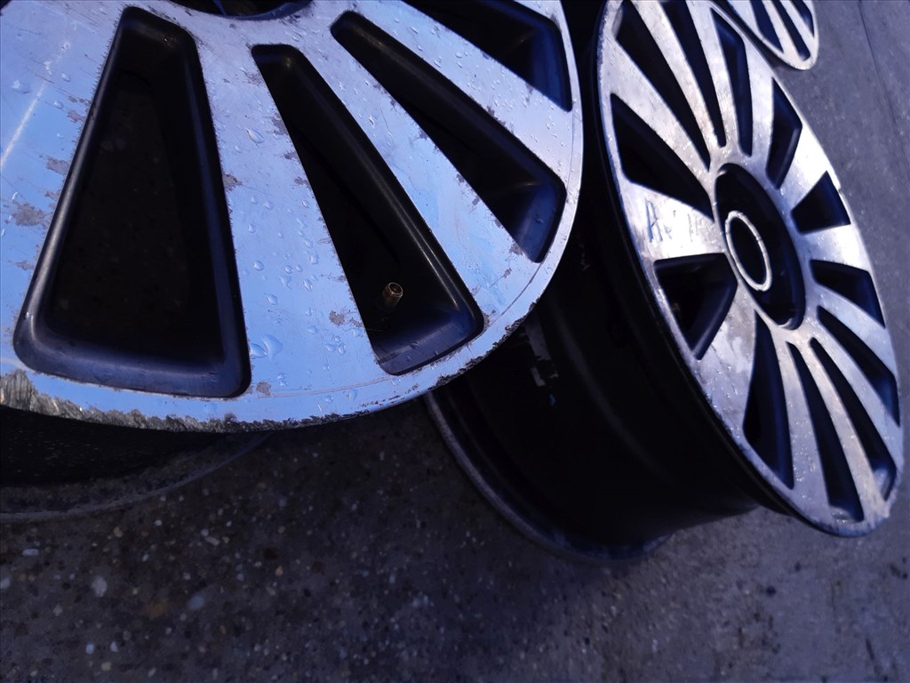 Toyota Avensis <p>Felni méret: 17"</p><p>Felni szélesség: 7.5</p><p>Furatszám: 5</p><p>Osztókör: 112.0</p><p>ET szám: ET35</p><p>Agy Átmérõ: 57.0</p><p>Állapot: Normál</p><p>Érdeklõdéskor hivatkozzon erre: KIN-40067</p><p>Bármire van szüksége hívjon bizalommal!<br>Kizárólag munkaidõben hétfõtõl - péntekig 8-12 13-16 óráig!<br>Alkatrészek széles választékban!<br>Hivatalos Regisztrált Autobontó Kecel!<br>Vásároljon Megbízható Helyrõl Beszerelési Garanciával Profiktól!</p> 65000 4. kép