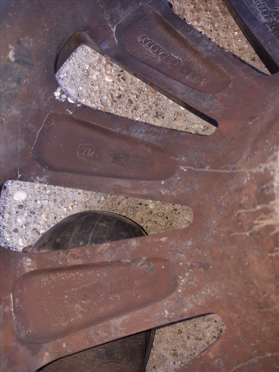 Toyota Avensis <p>Felni méret: 17"</p><p>Felni szélesség: 7.5</p><p>Furatszám: 5</p><p>Osztókör: 112.0</p><p>ET szám: ET35</p><p>Agy Átmérõ: 57.0</p><p>Állapot: Normál</p><p>Érdeklõdéskor hivatkozzon erre: KIN-40067</p><p>Bármire van szüksége hívjon bizalommal!<br>Kizárólag munkaidõben hétfõtõl - péntekig 8-12 13-16 óráig!<br>Alkatrészek széles választékban!<br>Hivatalos Regisztrált Autobontó Kecel!<br>Vásároljon Megbízható Helyrõl Beszerelési Garanciával Profiktól!</p> 65000 8. kép