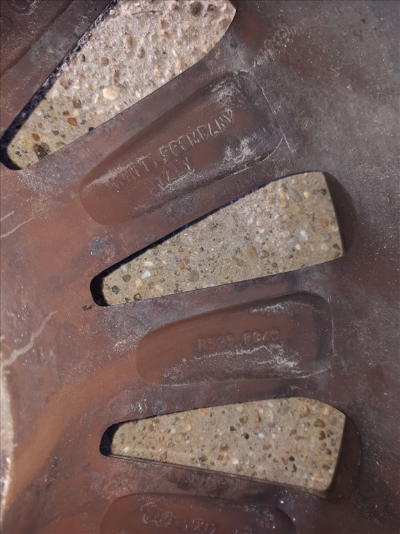 Toyota Avensis <p>Felni méret: 17"</p><p>Felni szélesség: 7.5</p><p>Furatszám: 5</p><p>Osztókör: 112.0</p><p>ET szám: ET35</p><p>Agy Átmérõ: 57.0</p><p>Állapot: Normál</p><p>Érdeklõdéskor hivatkozzon erre: KIN-40067</p><p>Bármire van szüksége hívjon bizalommal!<br>Kizárólag munkaidõben hétfõtõl - péntekig 8-12 13-16 óráig!<br>Alkatrészek széles választékban!<br>Hivatalos Regisztrált Autobontó Kecel!<br>Vásároljon Megbízható Helyrõl Beszerelési Garanciával Profiktól!</p> 65000 9. kép