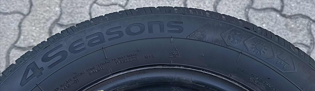 165/70R14 szinte új négyévszakos gumik, gyári Suzuki lemezfelnin! 3. kép