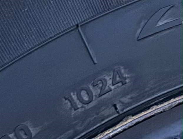 165/70R14 szinte új négyévszakos gumik, gyári Suzuki lemezfelnin! 4. kép