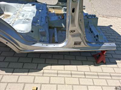 Suzuki Ignis jobb küszöb