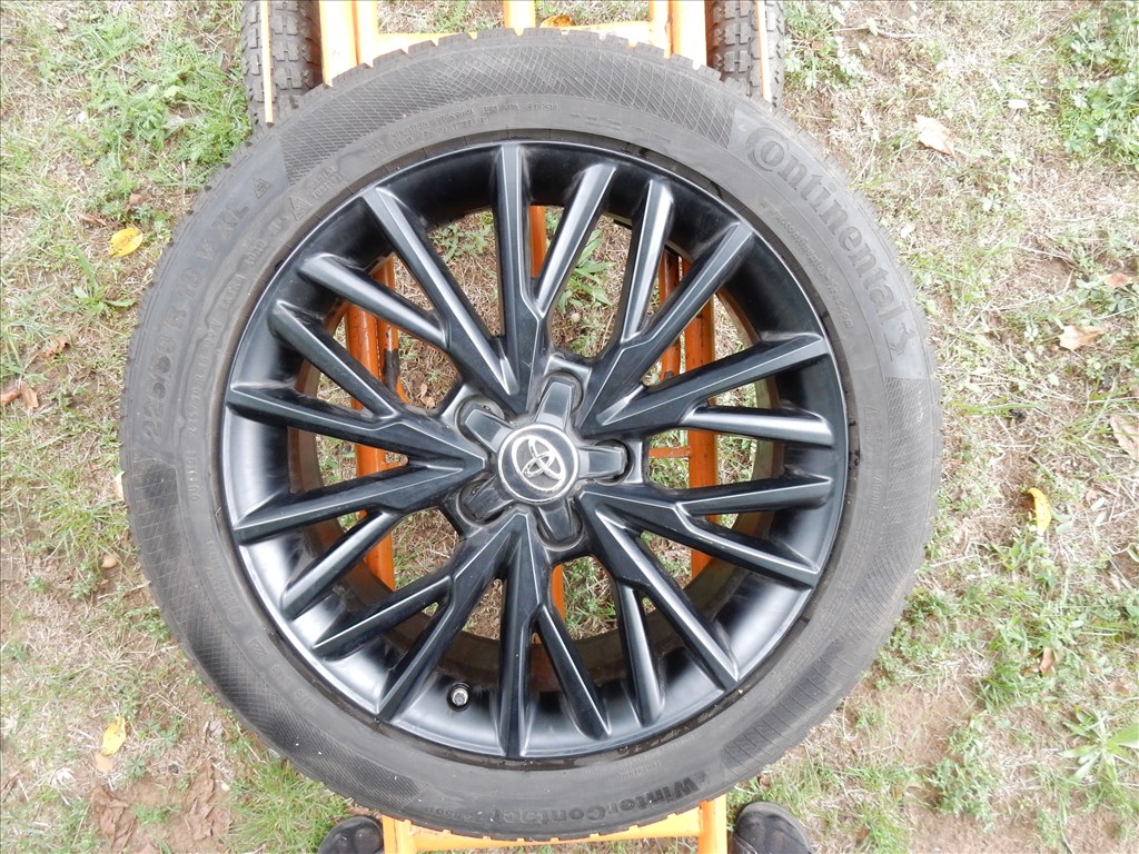 18" újszerű (gyári felni) alufelni, rajta 225/50 újszerű Continental téli gumi gumi  1. kép