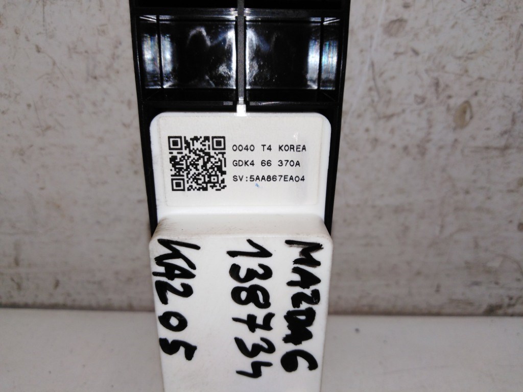 Mazda 6 (GH) jobb elsõ ablakemelõ kapcsoló GDK466370A 2. kép