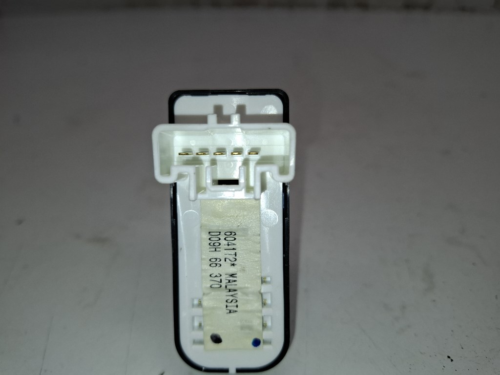 Mazda CX-3 jobb elsõ ablakemelõ kapcsoló D09H66370 3. kép