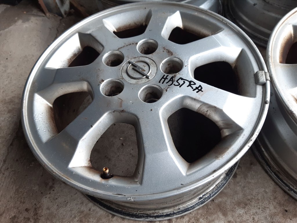 Opel Astra H <p>Gyáriszám:<br>24 407 169</p><p>Felni méret: 15"</p><p>Felni szélesség: 6.0</p><p>Furatszám: 5</p><p>Osztókör: 110.0</p><p>ET szám: ET49</p><p>Állapot: Normál</p><p>Érdeklõdéskor hivatkozzon erre: KIN-40122</p><p>Bármire van szüksége hívjon bizalommal!<br>Kizárólag munkaidõben hétfõtõl - péntekig 8-12 13-16 óráig!<br>Alkatrészek széles választékban!<br>Hivatalos Regisztrált Autobontó Kecel!<br>Vásároljon Megbízható Helyrõl Beszerelési Garanciával Profiktól!</p> 50000 1. kép