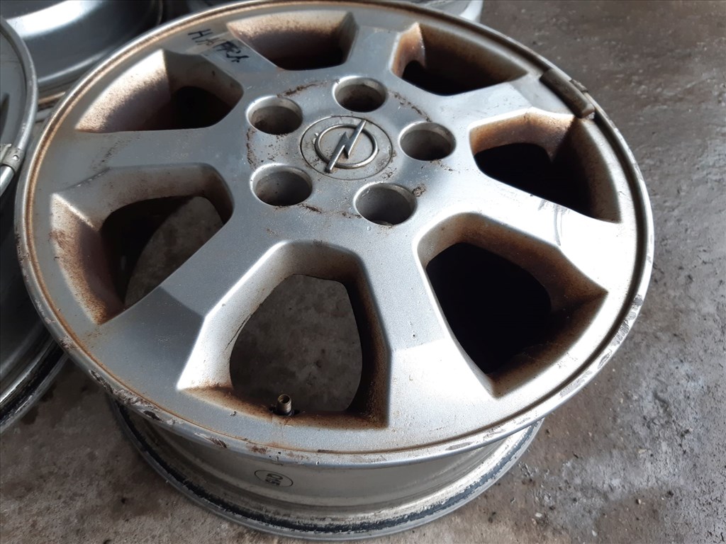 Opel Astra H <p>Gyáriszám:<br>24 407 169</p><p>Felni méret: 15"</p><p>Felni szélesség: 6.0</p><p>Furatszám: 5</p><p>Osztókör: 110.0</p><p>ET szám: ET49</p><p>Állapot: Normál</p><p>Érdeklõdéskor hivatkozzon erre: KIN-40122</p><p>Bármire van szüksége hívjon bizalommal!<br>Kizárólag munkaidõben hétfõtõl - péntekig 8-12 13-16 óráig!<br>Alkatrészek széles választékban!<br>Hivatalos Regisztrált Autobontó Kecel!<br>Vásároljon Megbízható Helyrõl Beszerelési Garanciával Profiktól!</p> 50000 2. kép