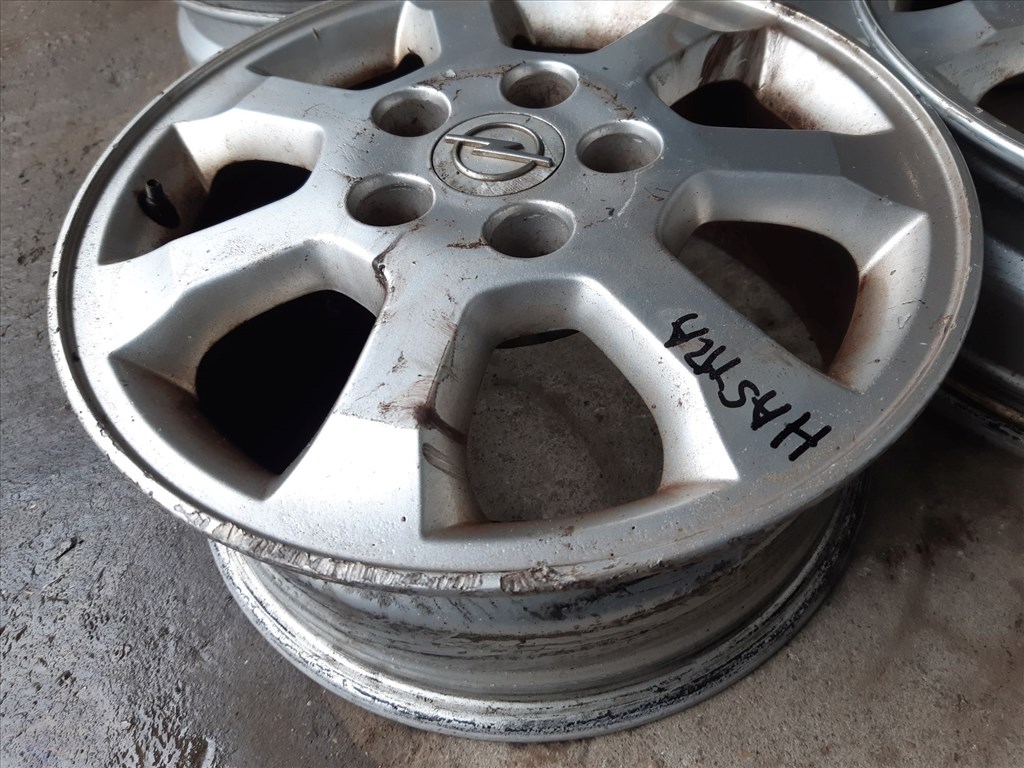 Opel Astra H <p>Gyáriszám:<br>24 407 169</p><p>Felni méret: 15"</p><p>Felni szélesség: 6.0</p><p>Furatszám: 5</p><p>Osztókör: 110.0</p><p>ET szám: ET49</p><p>Állapot: Normál</p><p>Érdeklõdéskor hivatkozzon erre: KIN-40122</p><p>Bármire van szüksége hívjon bizalommal!<br>Kizárólag munkaidõben hétfõtõl - péntekig 8-12 13-16 óráig!<br>Alkatrészek széles választékban!<br>Hivatalos Regisztrált Autobontó Kecel!<br>Vásároljon Megbízható Helyrõl Beszerelési Garanciával Profiktól!</p> 50000 3. kép