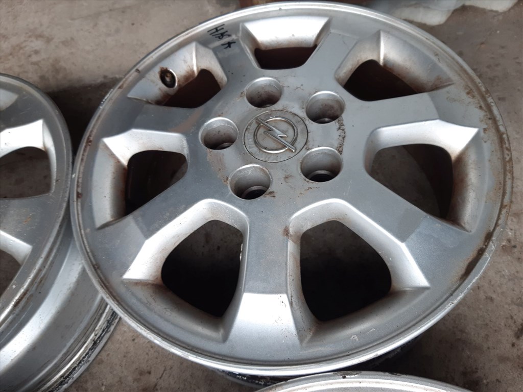 Opel Astra H <p>Gyáriszám:<br>24 407 169</p><p>Felni méret: 15"</p><p>Felni szélesség: 6.0</p><p>Furatszám: 5</p><p>Osztókör: 110.0</p><p>ET szám: ET49</p><p>Állapot: Normál</p><p>Érdeklõdéskor hivatkozzon erre: KIN-40122</p><p>Bármire van szüksége hívjon bizalommal!<br>Kizárólag munkaidõben hétfõtõl - péntekig 8-12 13-16 óráig!<br>Alkatrészek széles választékban!<br>Hivatalos Regisztrált Autobontó Kecel!<br>Vásároljon Megbízható Helyrõl Beszerelési Garanciával Profiktól!</p> 50000 4. kép