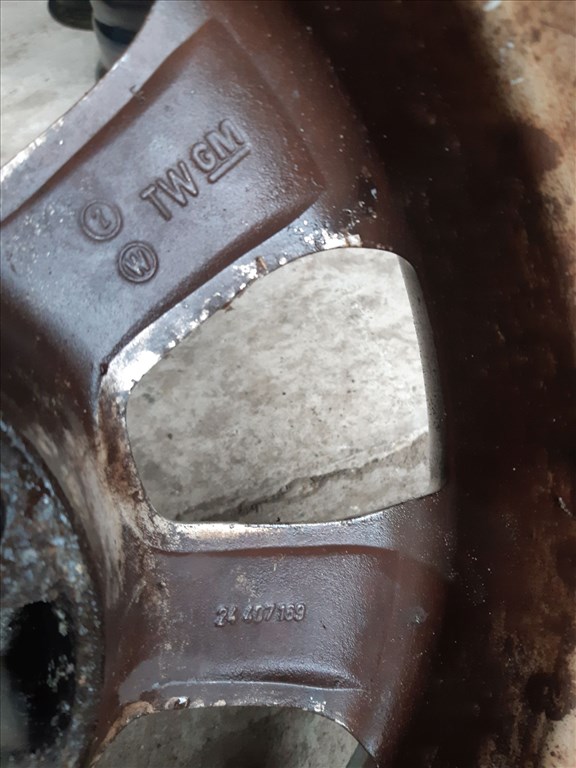 Opel Astra H <p>Gyáriszám:<br>24 407 169</p><p>Felni méret: 15"</p><p>Felni szélesség: 6.0</p><p>Furatszám: 5</p><p>Osztókör: 110.0</p><p>ET szám: ET49</p><p>Állapot: Normál</p><p>Érdeklõdéskor hivatkozzon erre: KIN-40122</p><p>Bármire van szüksége hívjon bizalommal!<br>Kizárólag munkaidõben hétfõtõl - péntekig 8-12 13-16 óráig!<br>Alkatrészek széles választékban!<br>Hivatalos Regisztrált Autobontó Kecel!<br>Vásároljon Megbízható Helyrõl Beszerelési Garanciával Profiktól!</p> 50000 6. kép