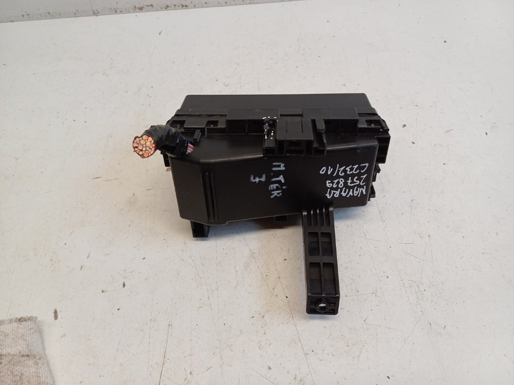 Nissan Navara (D23) jobb biztosítéktábla motortér 2. kép