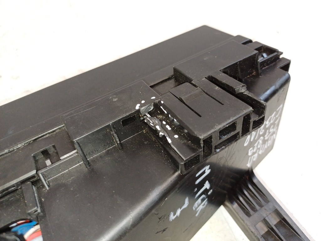 Nissan Navara (D23) jobb biztosítéktábla motortér 3. kép