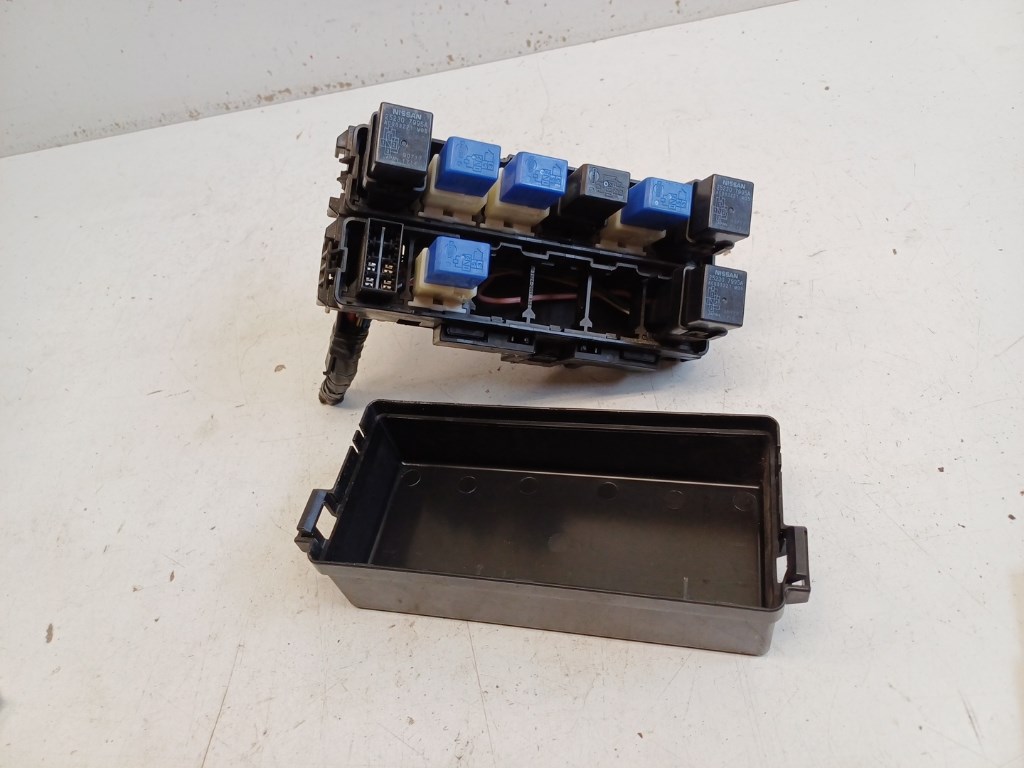 Nissan Navara (D23) jobb biztosítéktábla motortér 4. kép