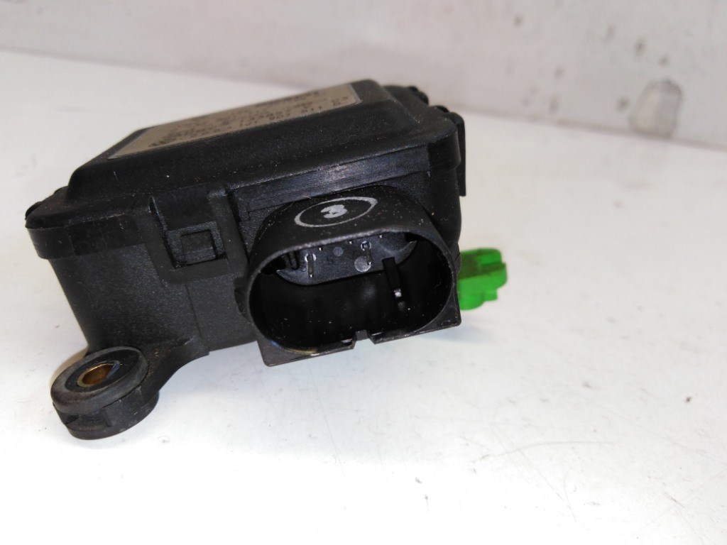 Audi A3 (8L) fûtés állító motor 1J1907511D 0132801117 3. kép