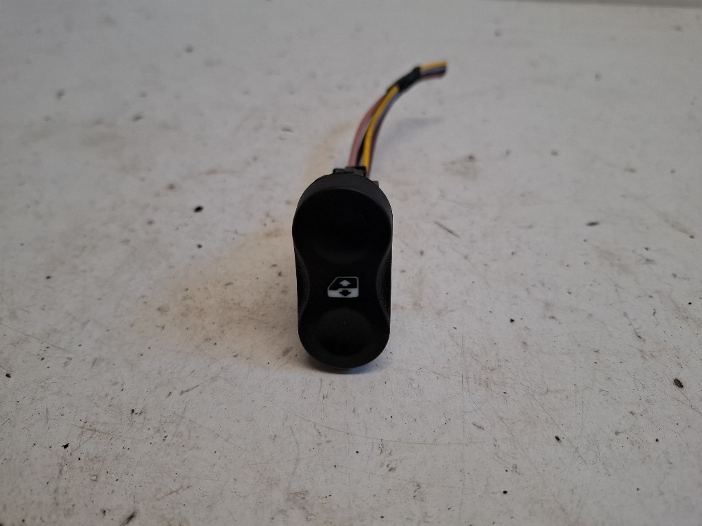 Dacia duster (HS) bal elsõ ablakemelõ kapcsoló 1. kép